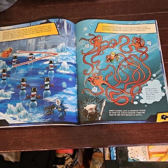 LEGO DC Comics Super Heroes Activity Book - Picture 4 of 4
